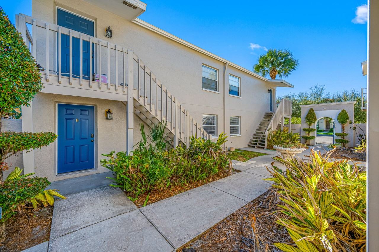 South Tampa Retreat in Gray Gables - Photo 3 of 38