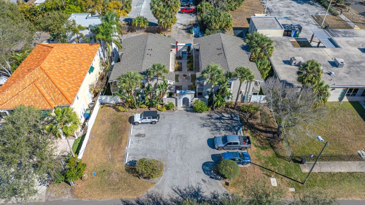 South Tampa Retreat in Gray Gables - Photo 5 of 38