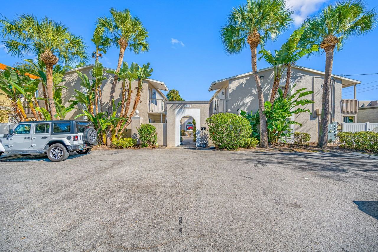 South Tampa Retreat in Gray Gables - Photo 7 of 38