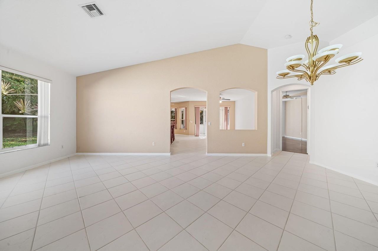 6677 Southport Dr - Photo 5 of 40