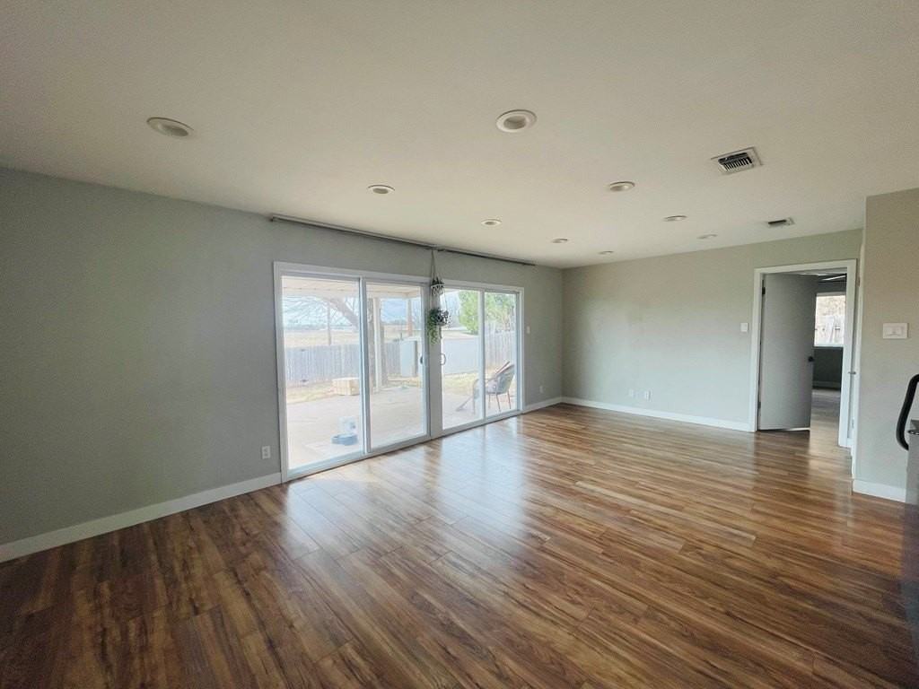 205 Inwood Dr - Photo 2 of 14