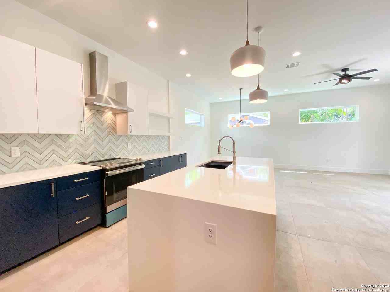 1726 N Olive St - Photo 4 of 31