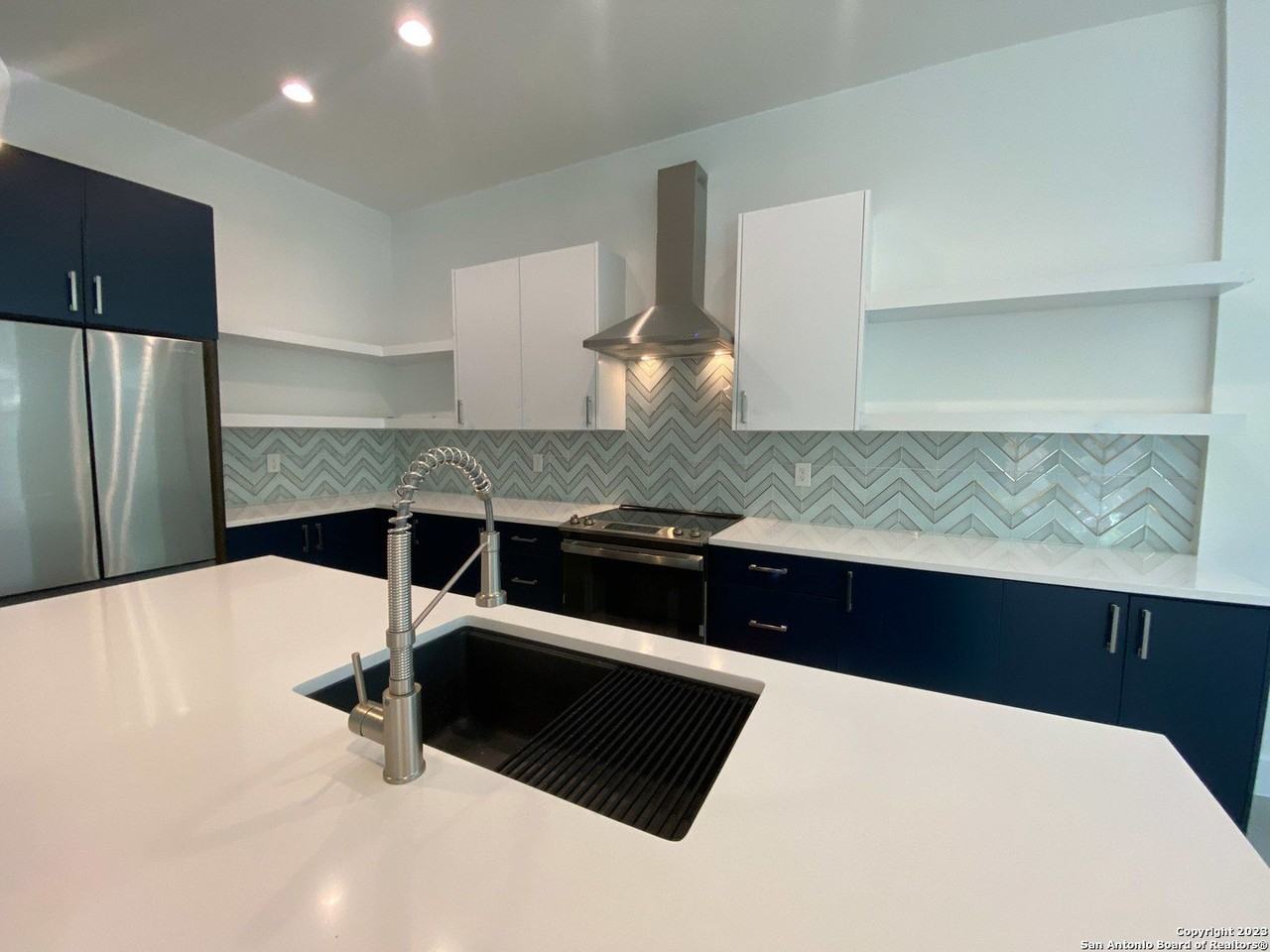 1726 N Olive St - Photo 5 of 31