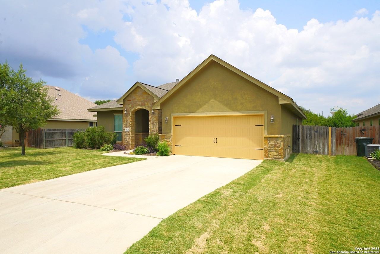 15420 Dell Ln - Photo 5 of 40