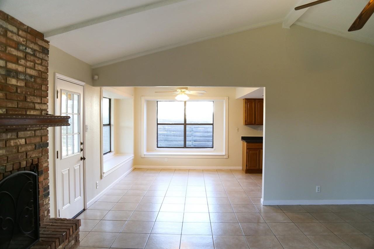 14126 Parkhurst St - Photo 5 of 25