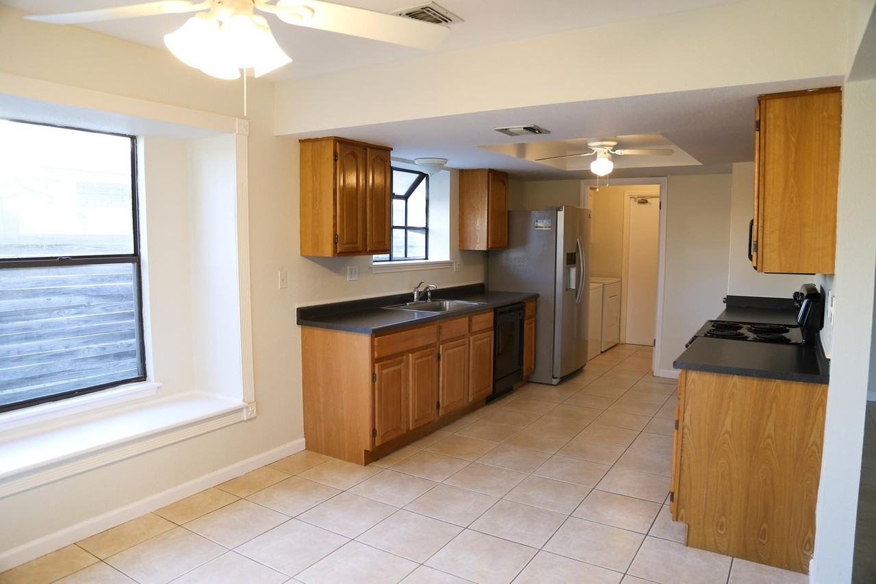 14126 Parkhurst St - Photo 7 of 25