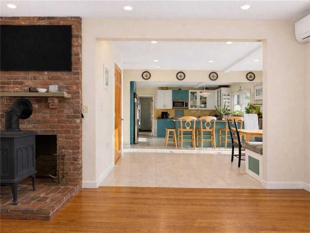 400 3rd Beach Rd - Photo 3 of 11