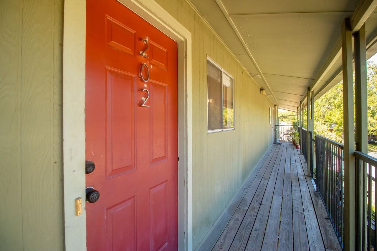 806 E 13th St #202 - Photo 4 of 19