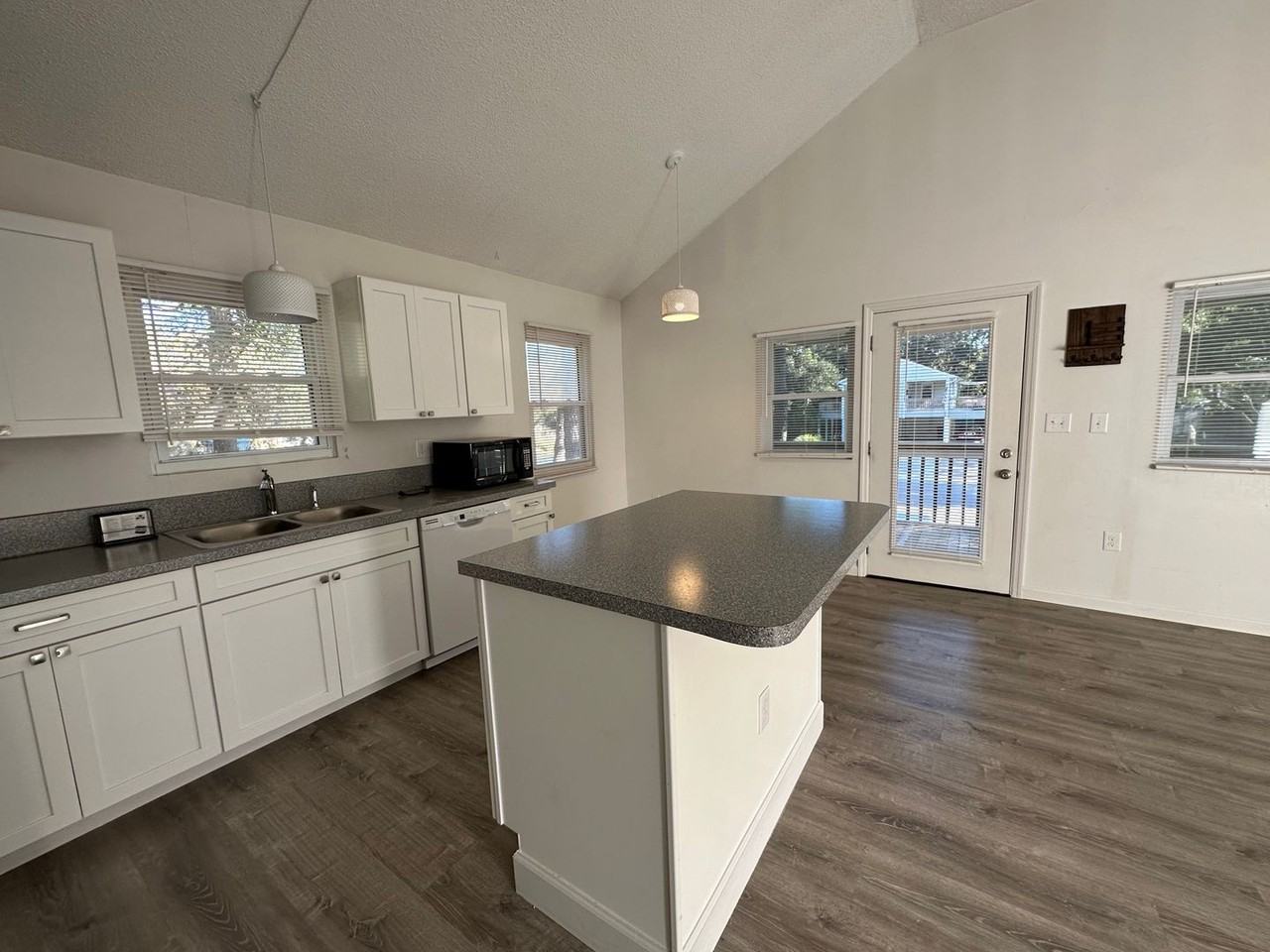 408 W Eden St - Photo 5 of 26