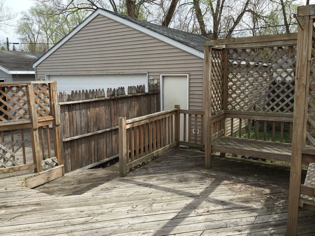 327 Pennsylvania Ave - Photo 4 of 14