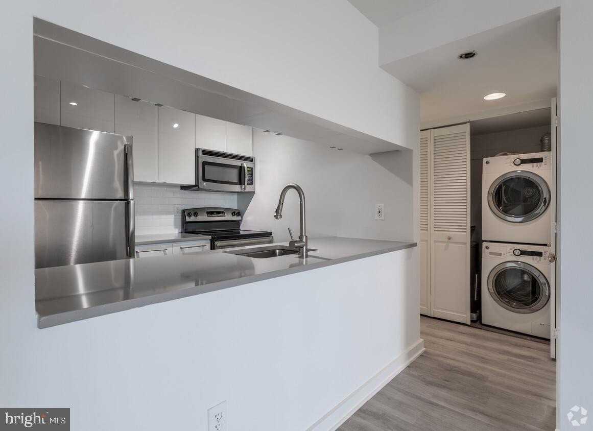 601 24th St Nw Apt 306 #306 - Photo 3 of 7