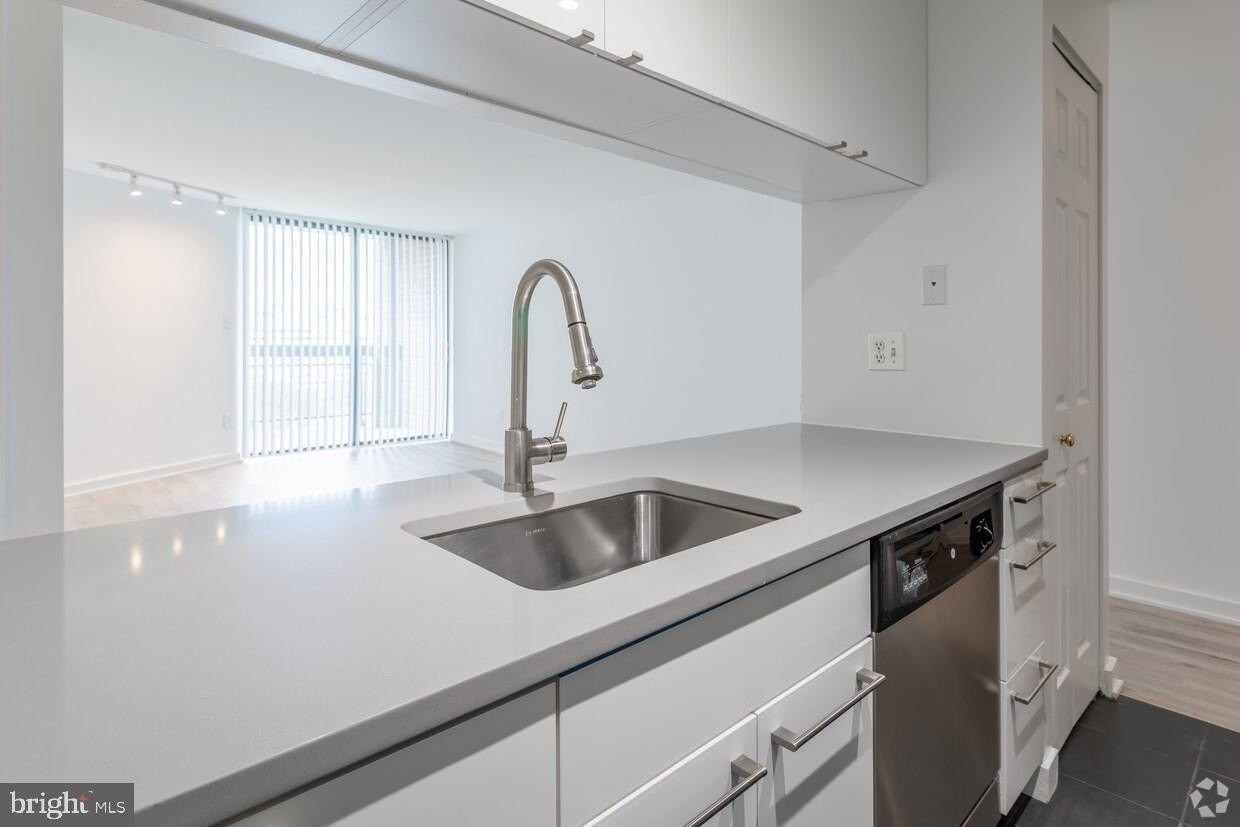 601 24th St Nw Apt 306 #306 - Photo 4 of 7