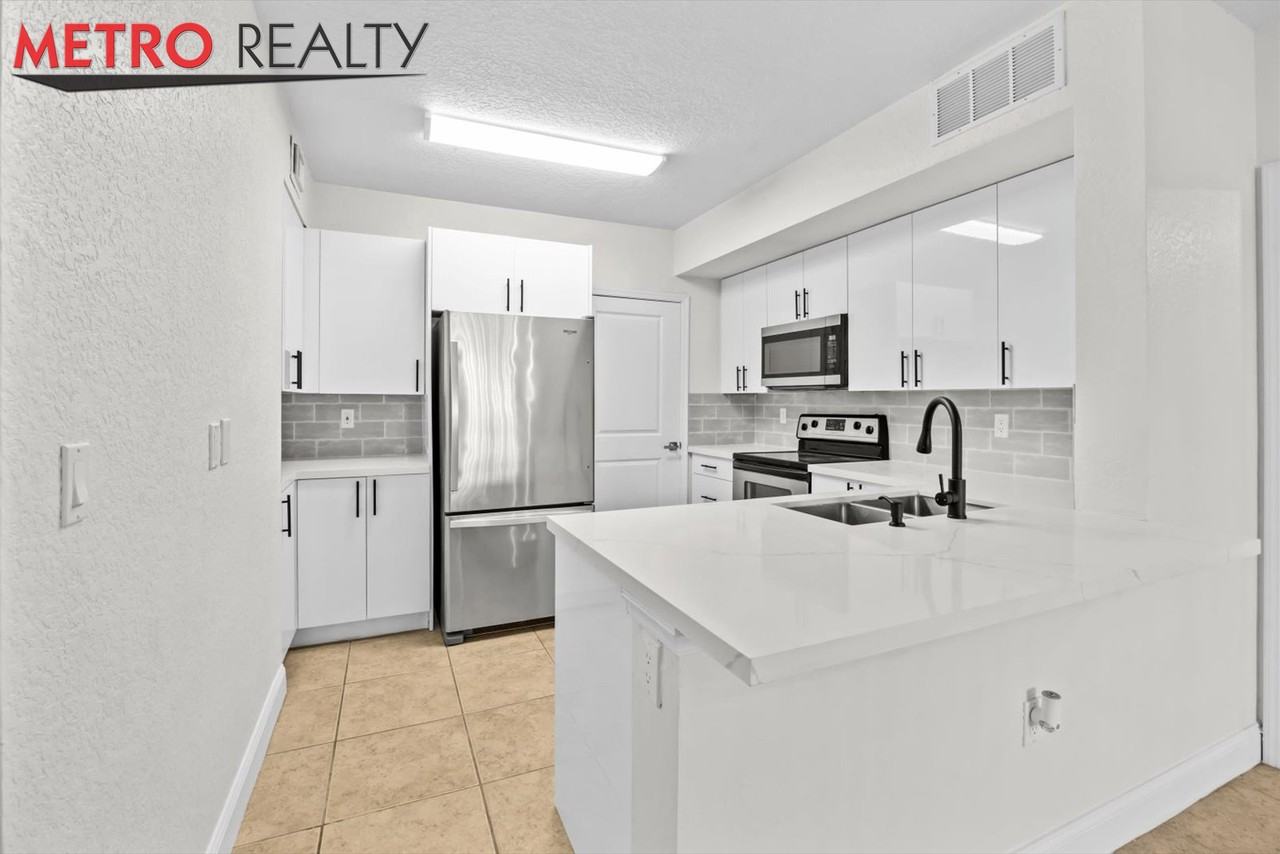 158 Southwest Peacock Boulevard #30-104 - Photo 7 of 31