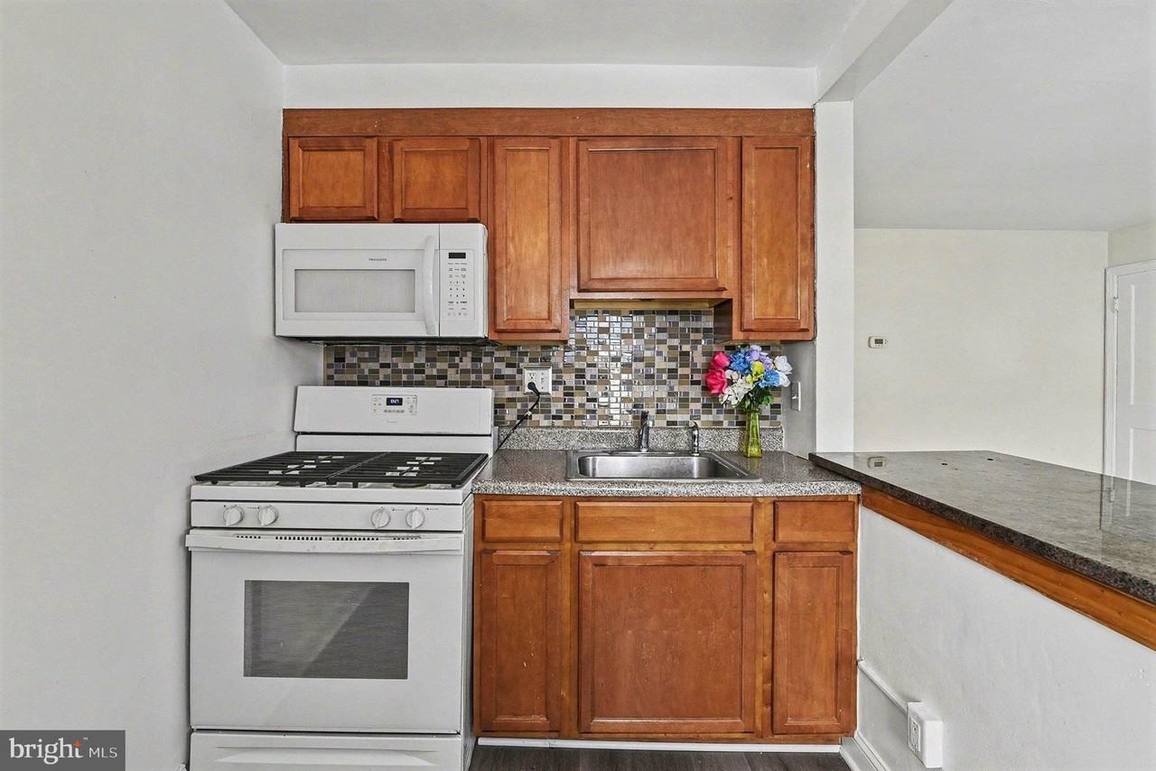 1329 TAYLOR Avenue unit: Upstairs - Photo 7 of 20