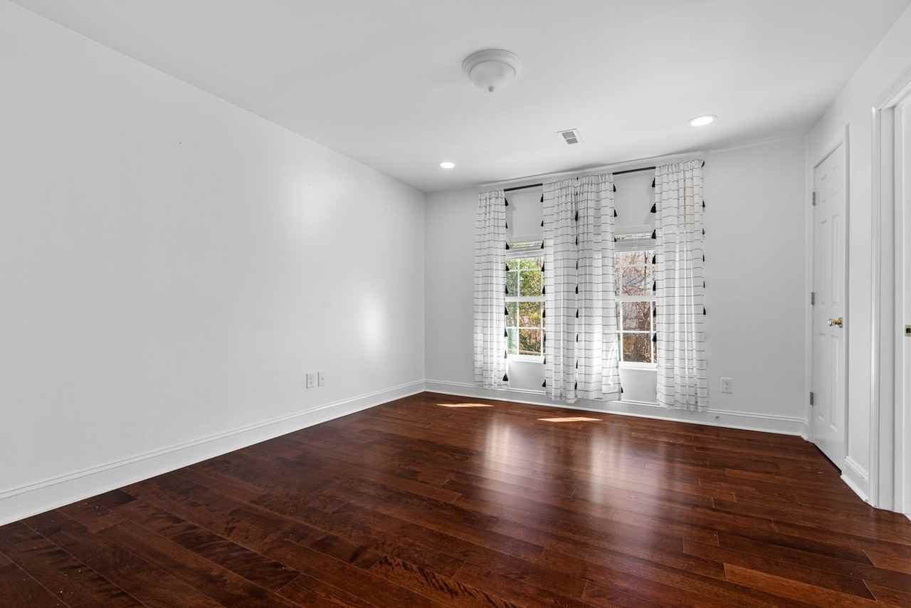 204 Dunstan Ave - Photo 5 of 44