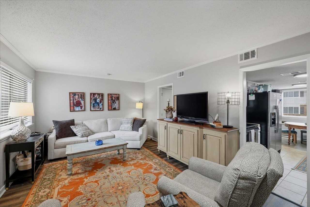 187 Lakebend Cir - Photo 3 of 26