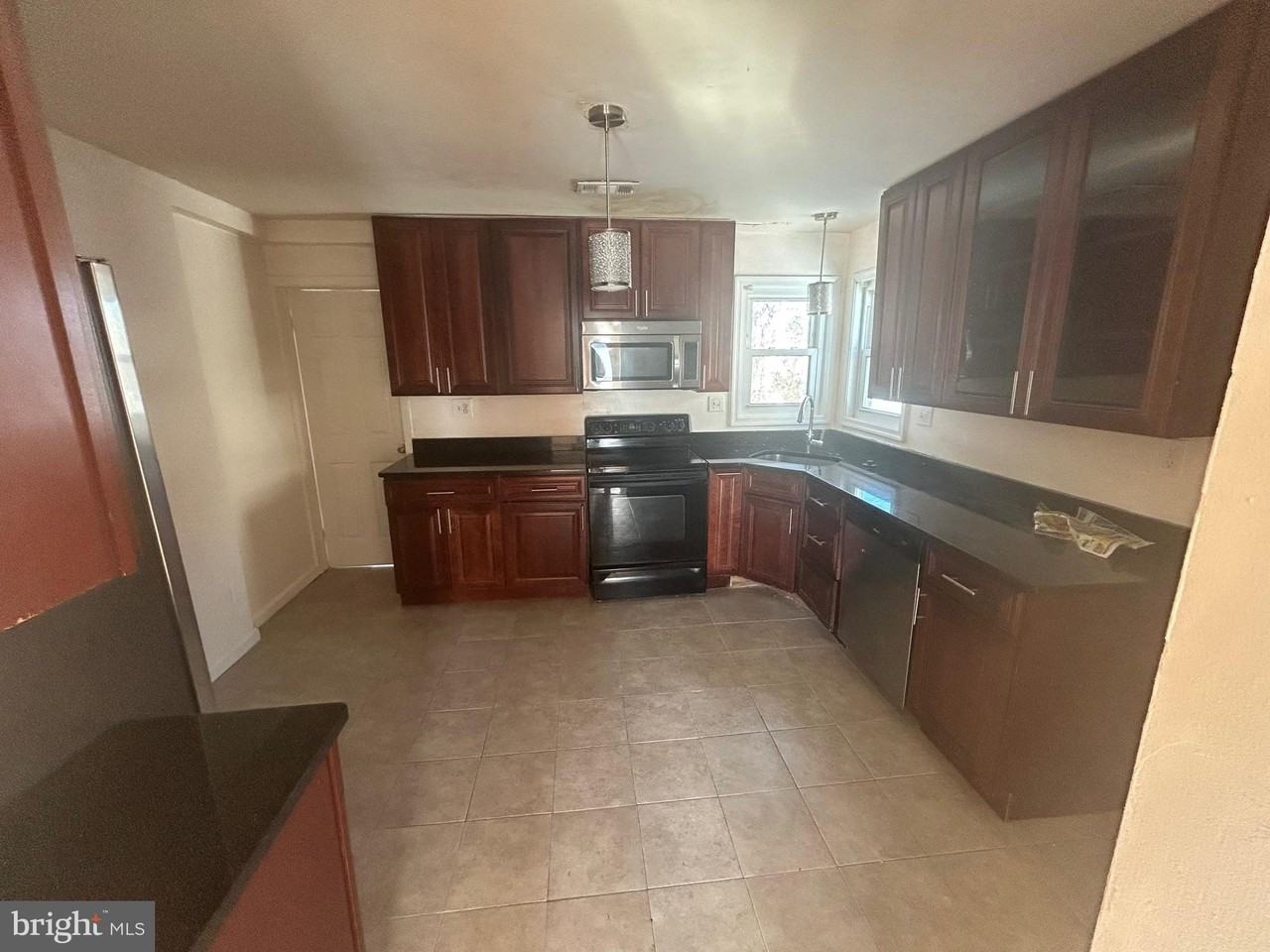 7208 Powhatan St - Photo 5 of 28