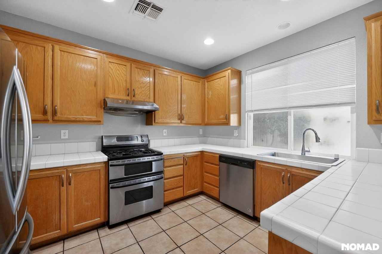 1843 Oswego Ct - Photo 6 of 39