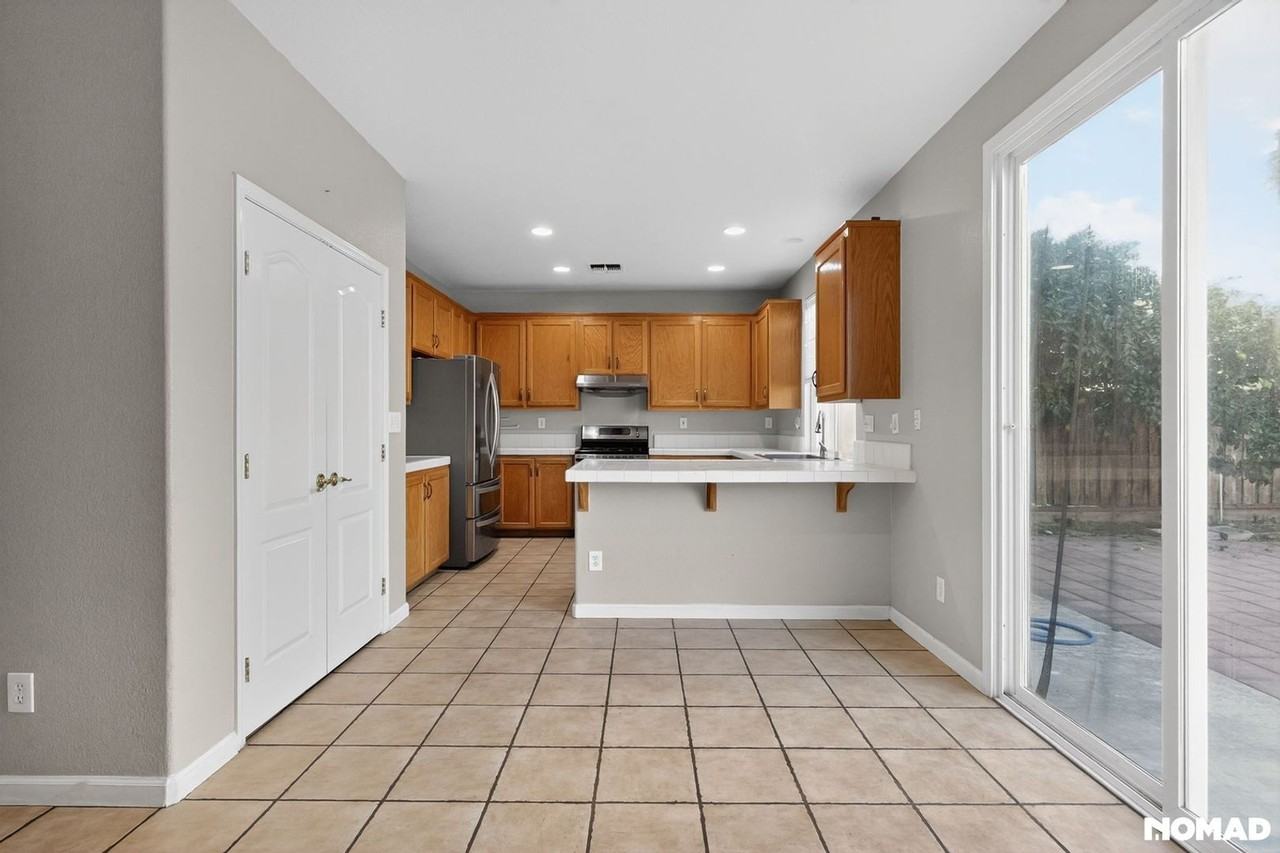 1843 Oswego Ct - Photo 7 of 39