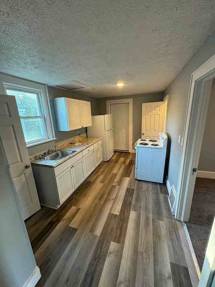 2104 17th St Ne - Photo 3 of 10