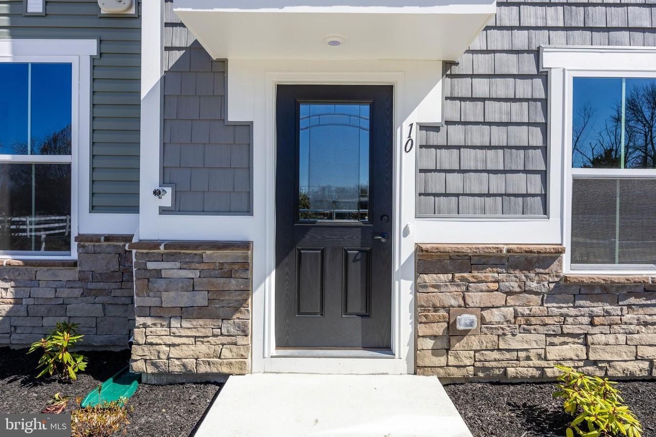 10 Sidney Ln - Photo 3 of 33