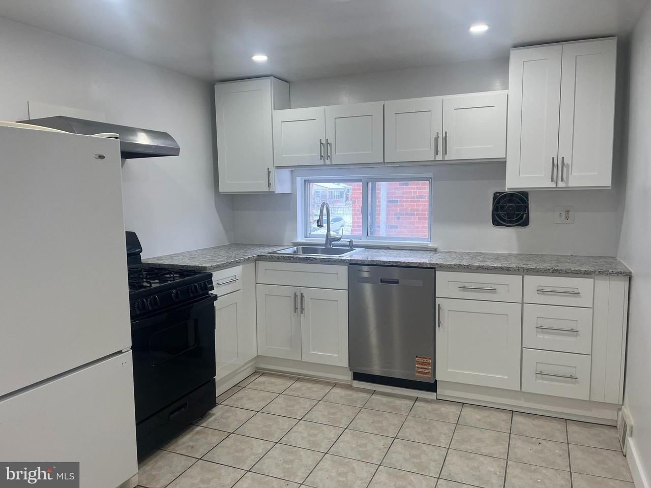 2637 Tremont St 2nd Fl #2ndFL - Photo 4 of 15