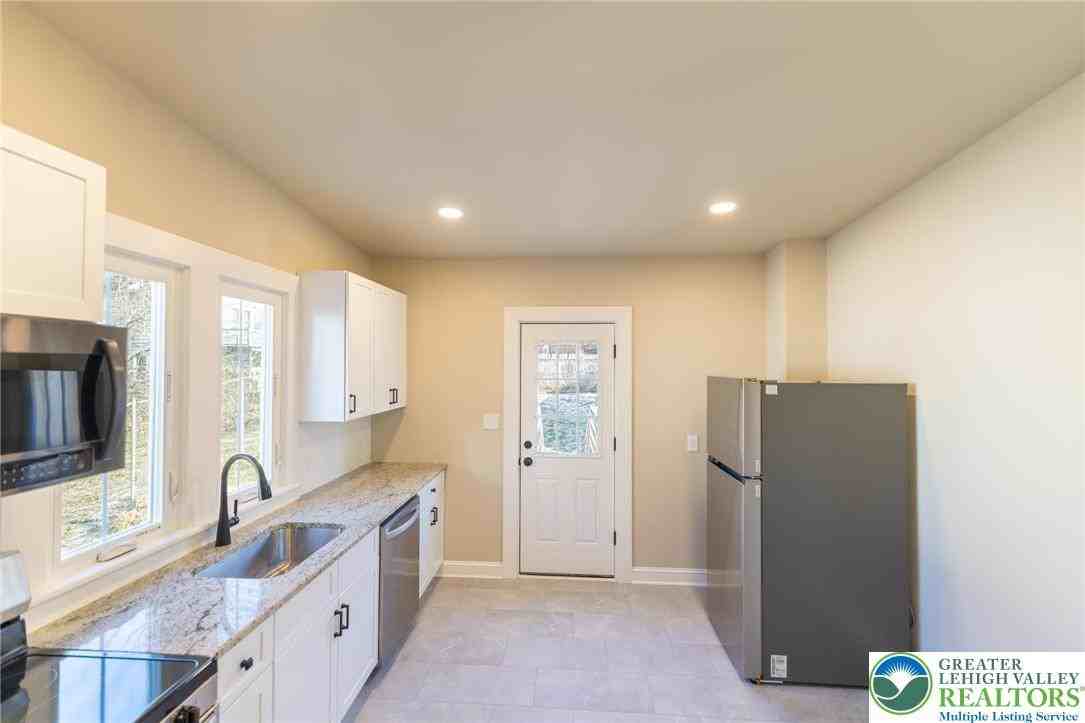 708 Main St ##2 - Photo 7 of 18