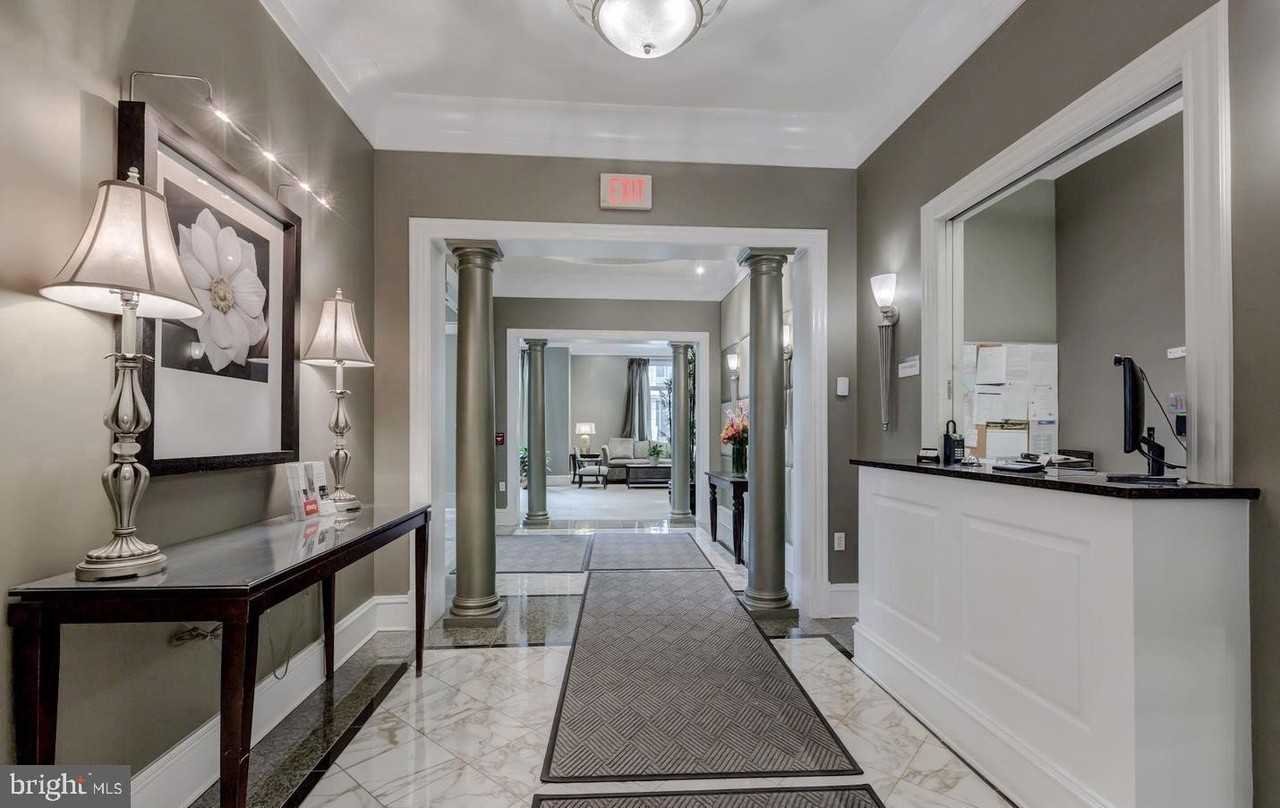 851 N Glebe Rd Apt 1113 #1113 - Photo 2 of 30