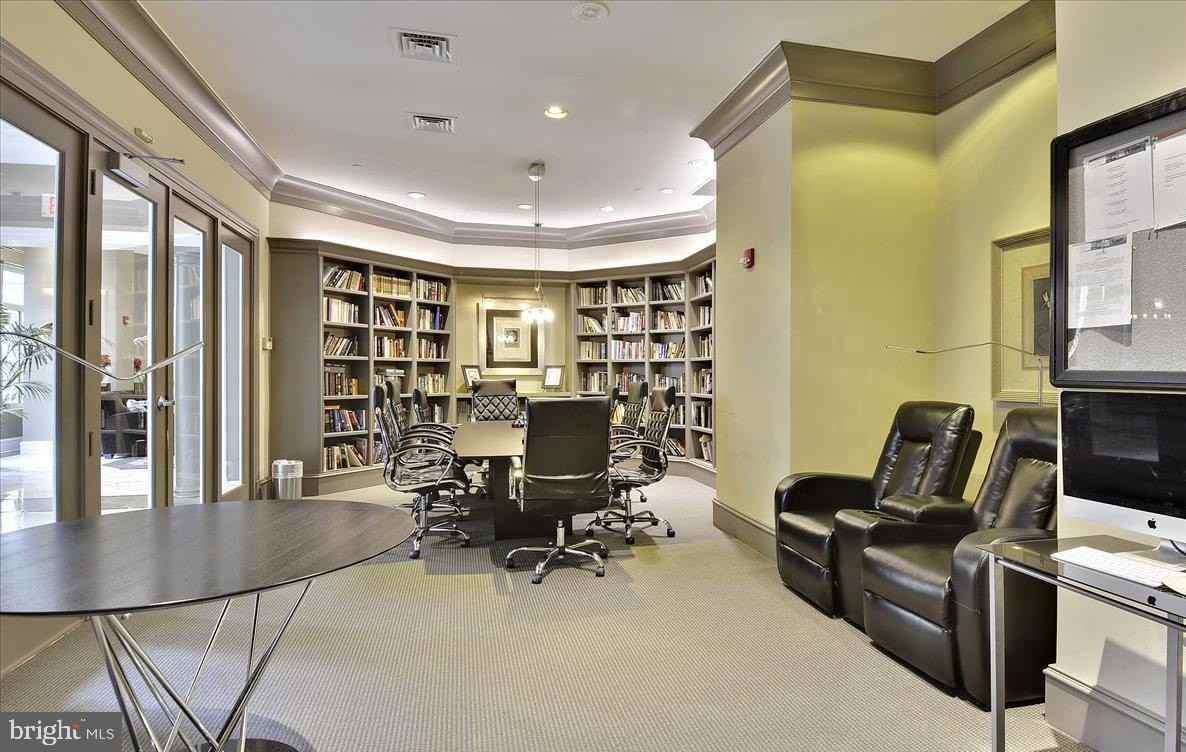 851 N Glebe Rd Apt 1113 #1113 - Photo 5 of 30