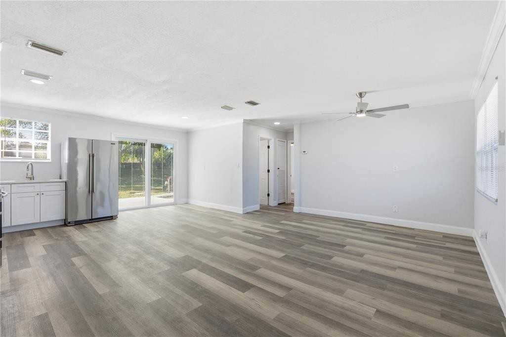 8902 W Norfolk St - Photo 5 of 31