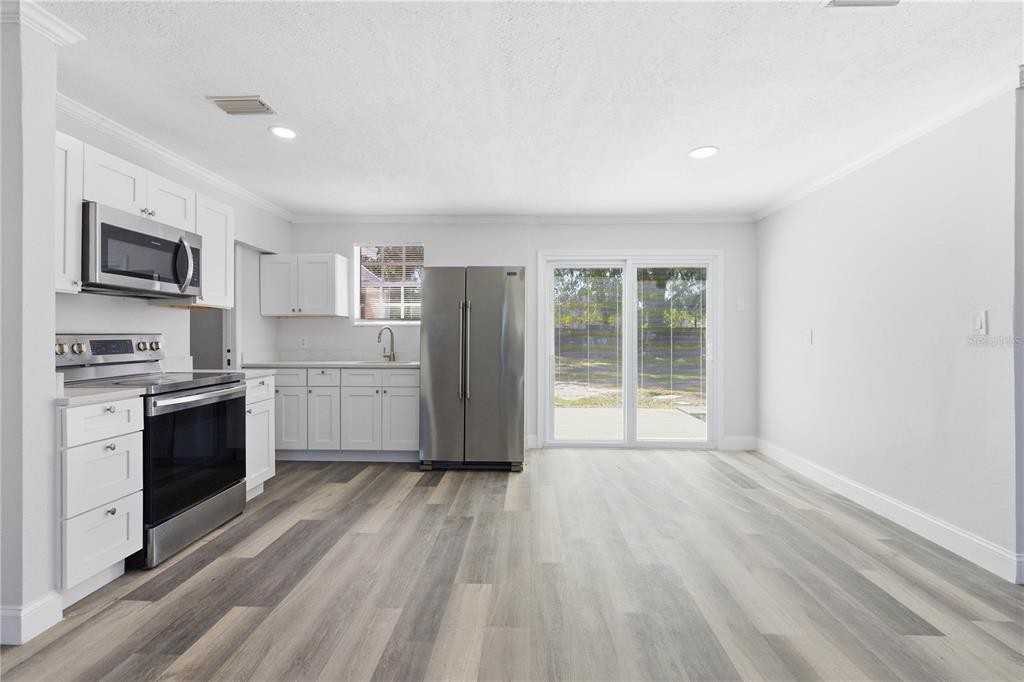 8902 W Norfolk St - Photo 6 of 31