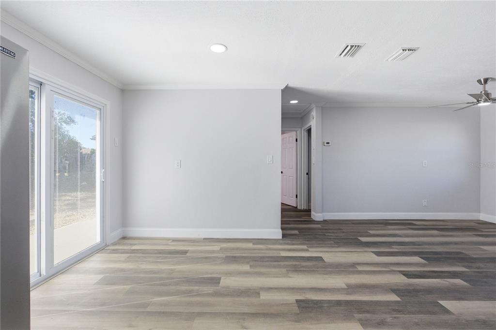 8902 W Norfolk St - Photo 7 of 31