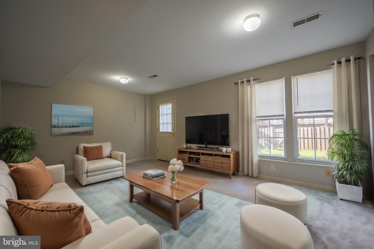 9158 Pristine Ct - Photo 4 of 20