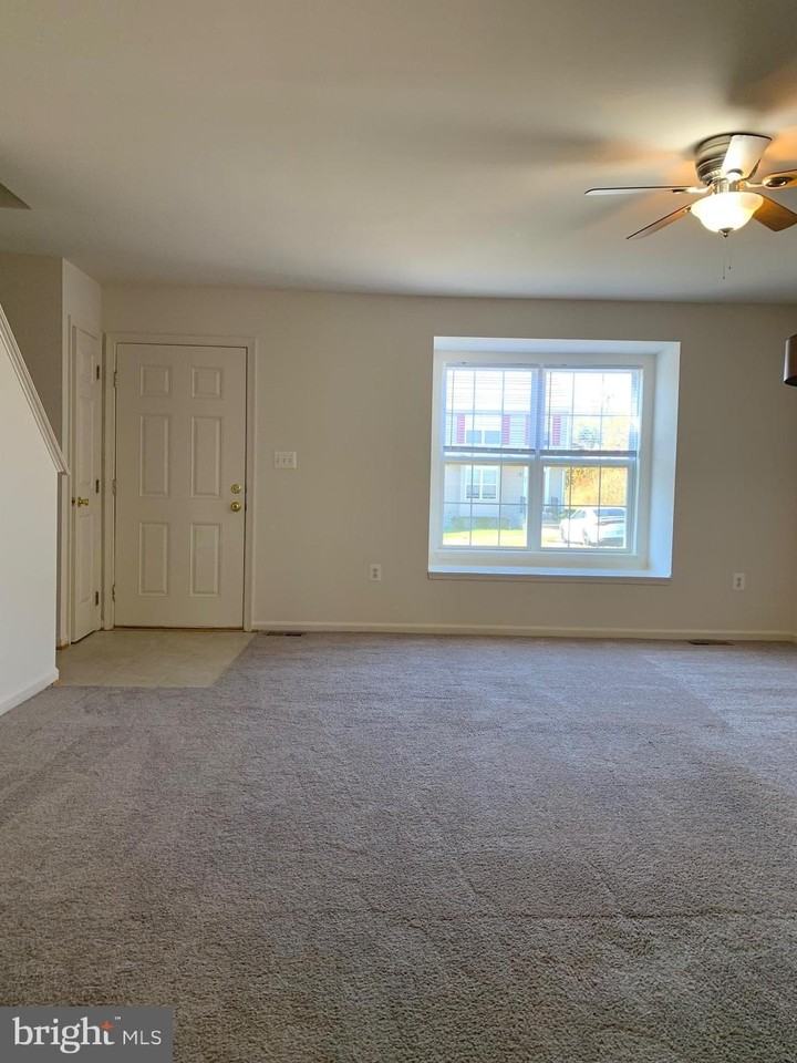 211 Merrill Ct - Photo 3 of 12