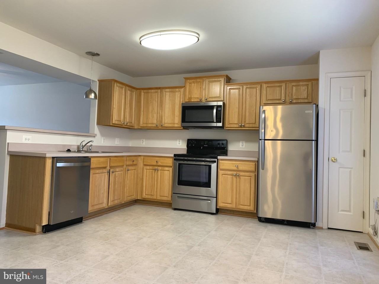 211 Merrill Ct - Photo 4 of 12