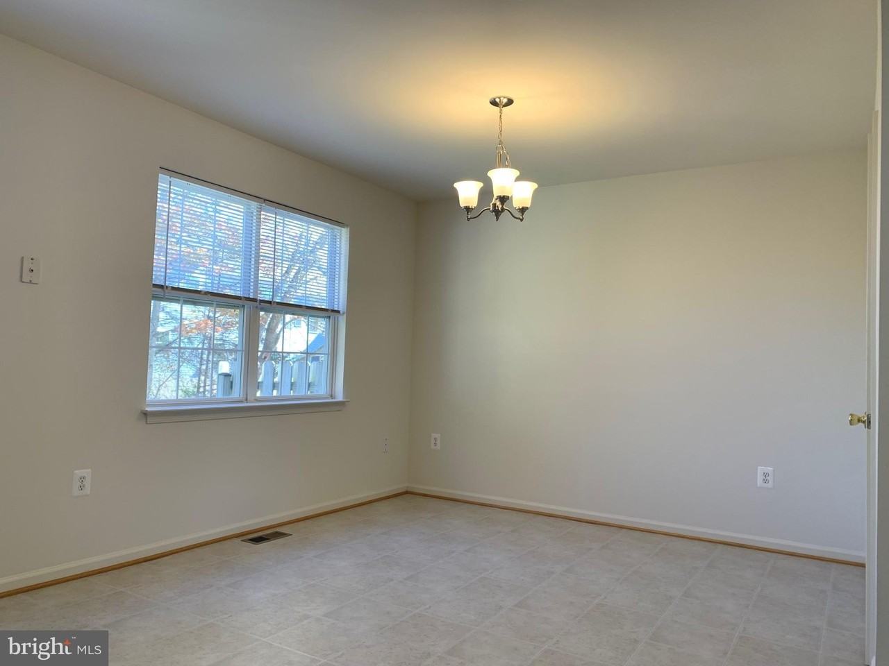 211 Merrill Ct - Photo 5 of 12