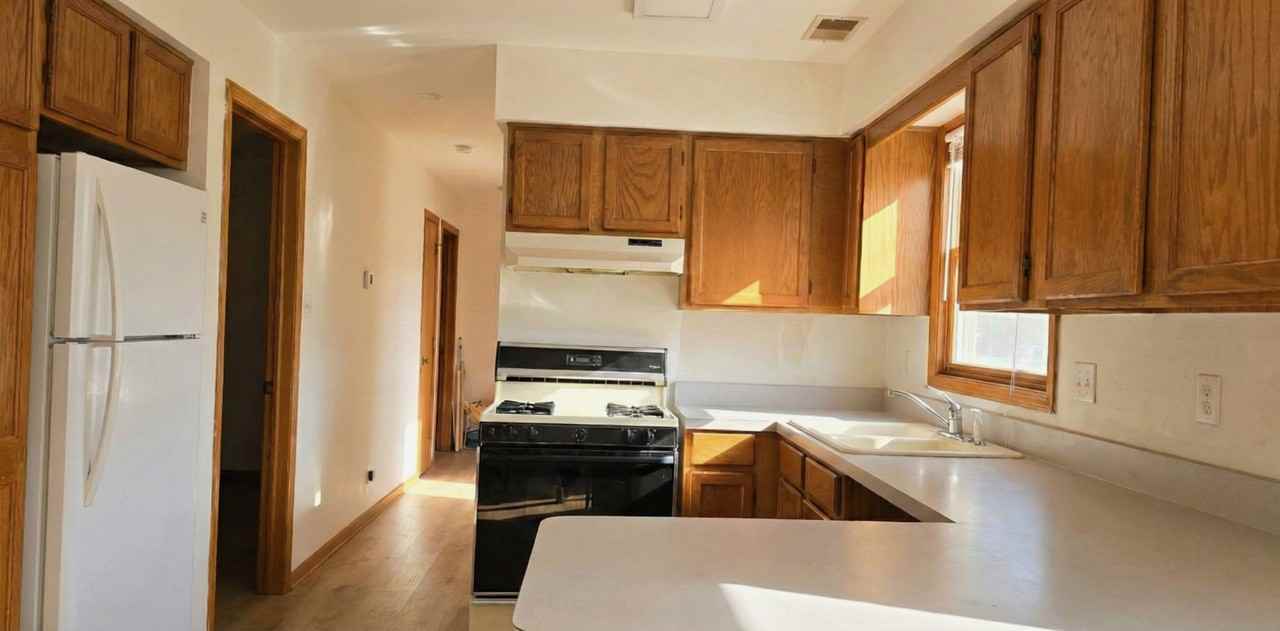 445 W 37th St ##1 - Photo 3 of 16