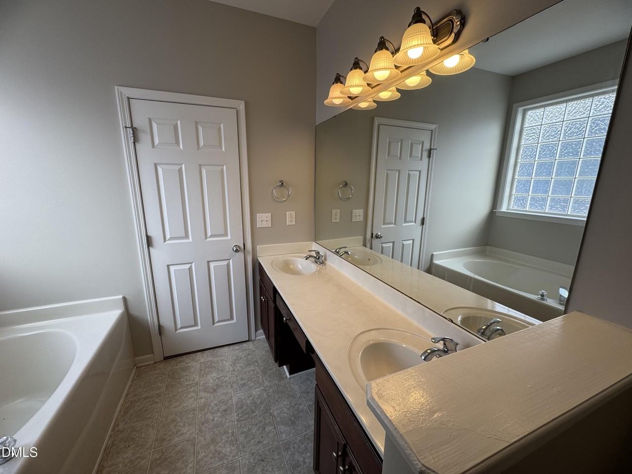 9305 Doss Ct - Photo 5 of 17