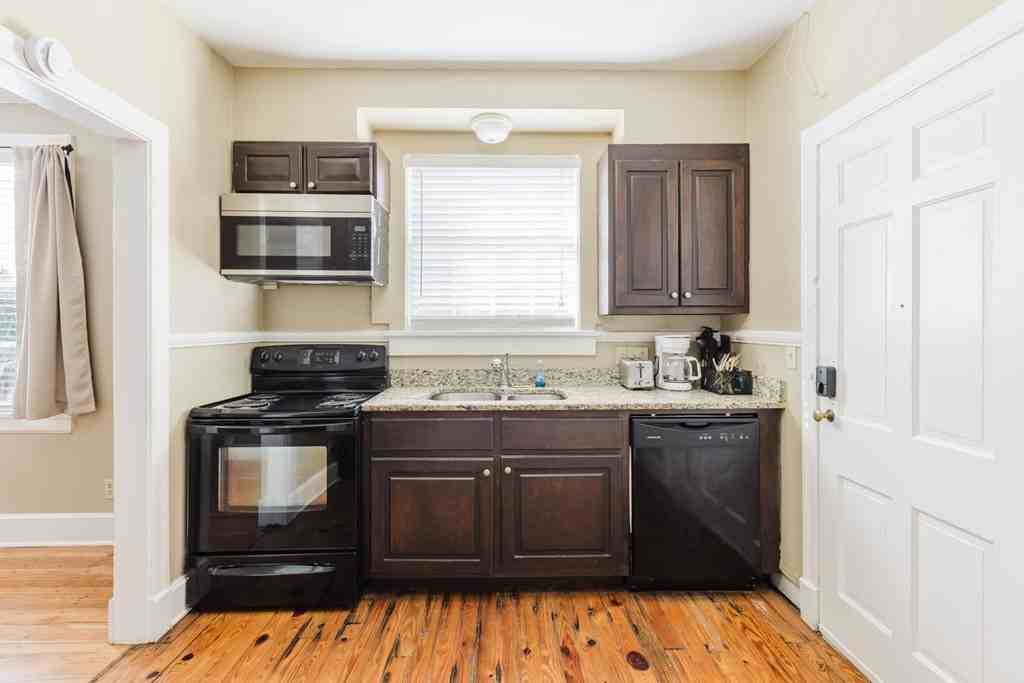 1107 N Madison St - Photo 4 of 20