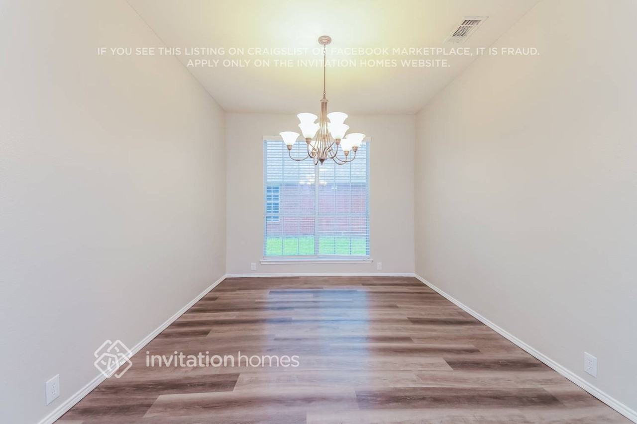 1270 Stanford Dr - Photo 3 of 16