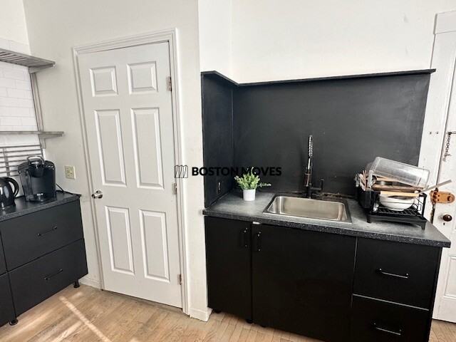 10 Imrie Rd #1stFL - Photo 4 of 15