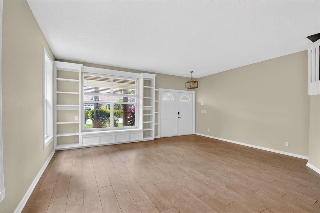 18196 Clear Brook Circle - Photo 3 of 5