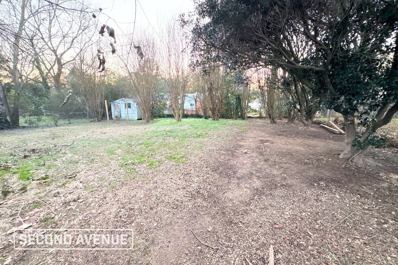 1226 Oakwood St - Photo 2 of 15