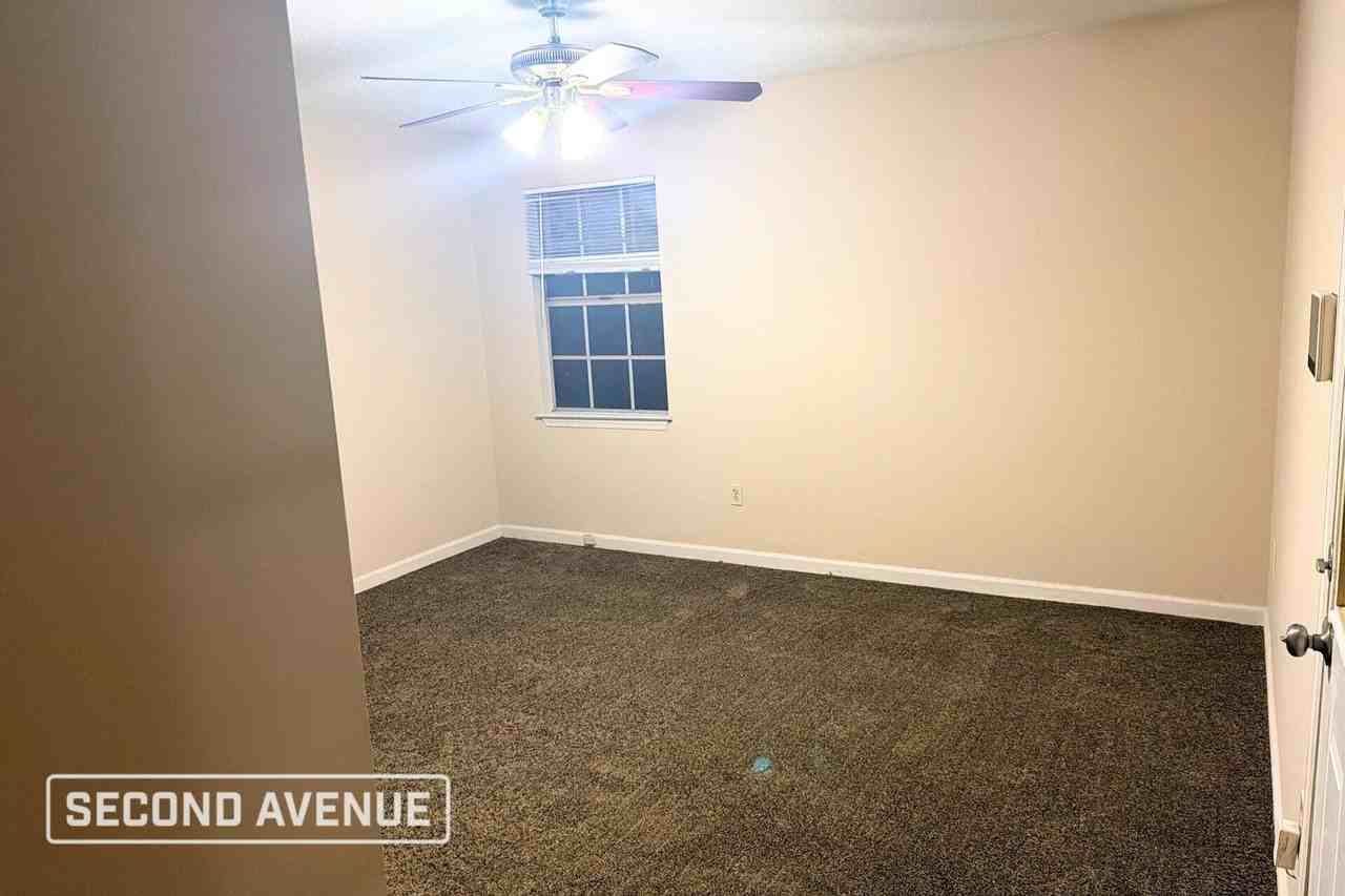 1226 Oakwood St - Photo 5 of 15