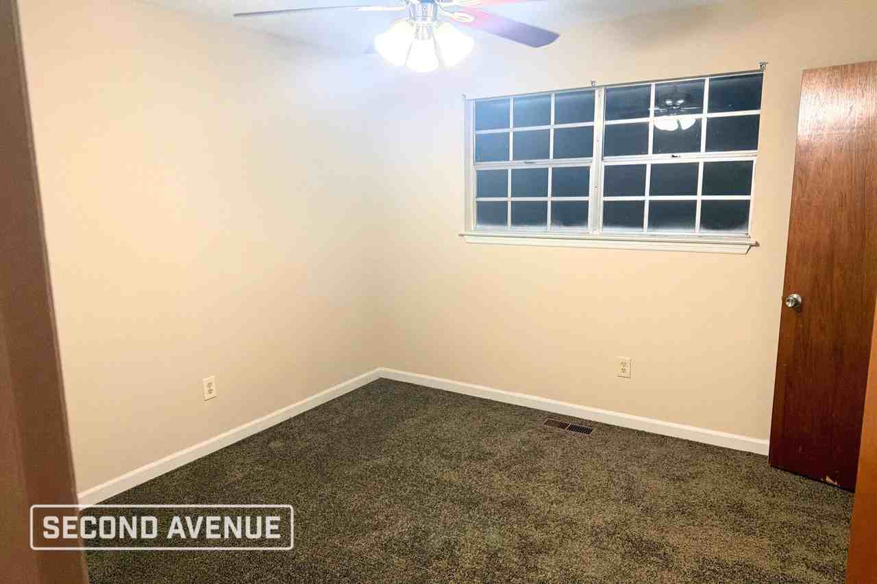 1226 Oakwood St - Photo 7 of 15