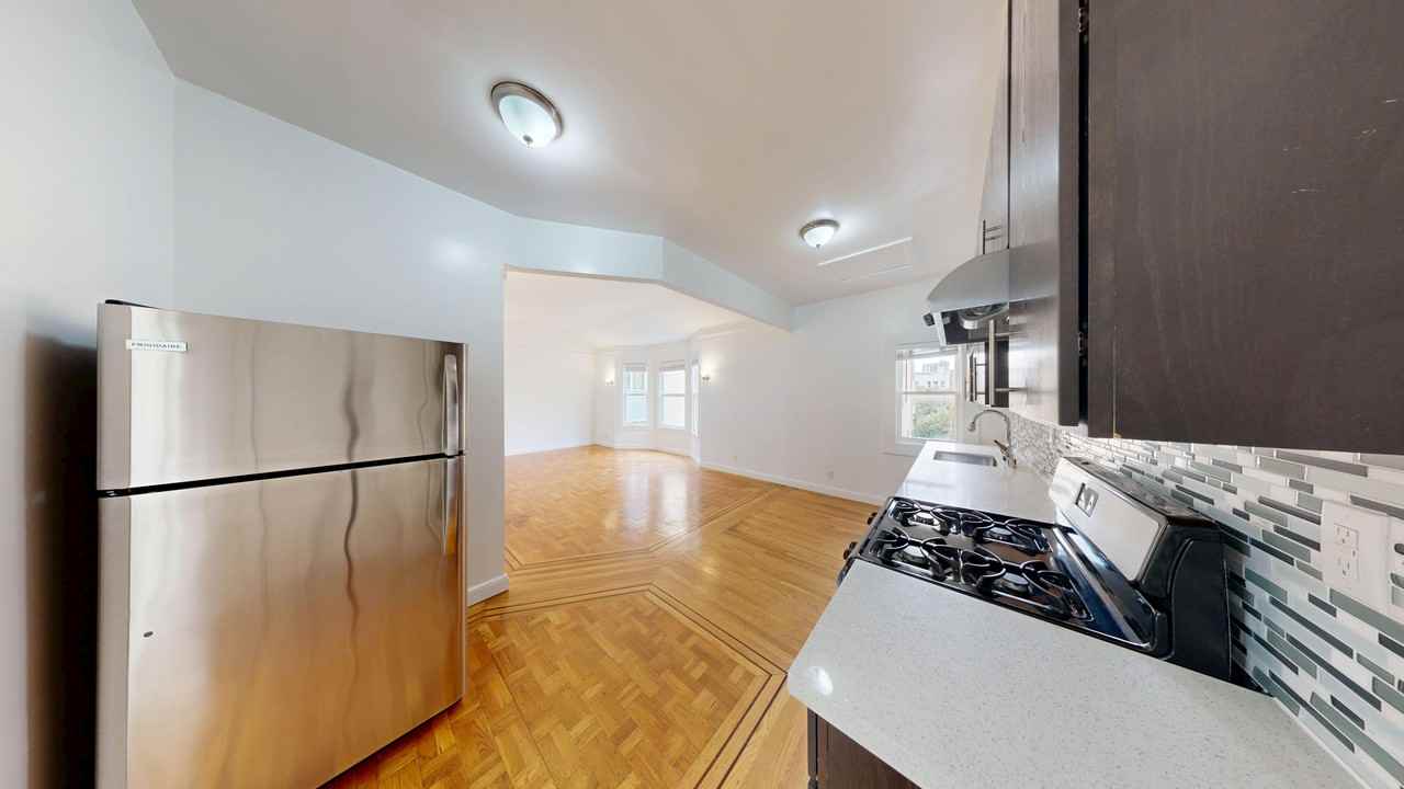 915 Pierce Street - Photo 5 of 12