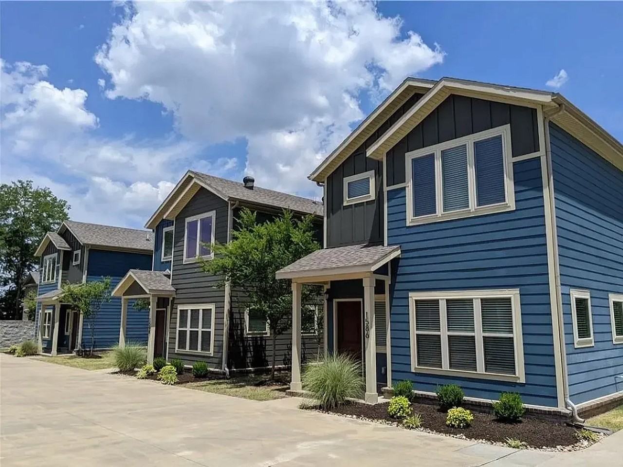 1596 N Leverett Avenue - Photo 4 of 23