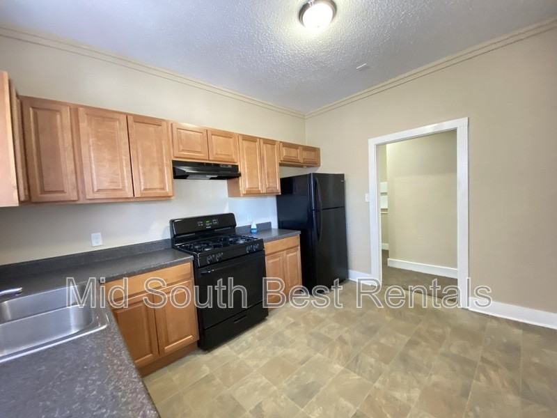 2323 E 2nd St #B - Photo 3 of 9