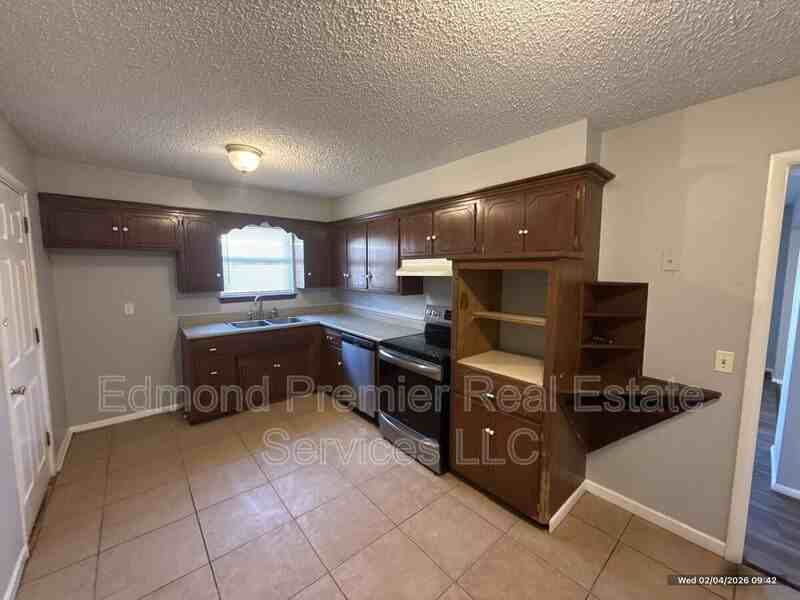 629 Reynolds Rd - Photo 3 of 14