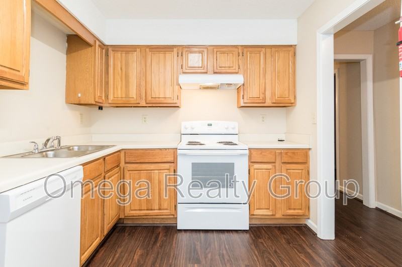 1645 Park Ter - Photo 4 of 29